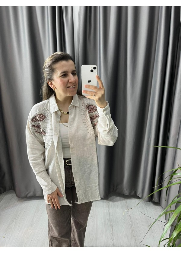 Nakış işlemeli gömlek